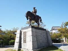 今治城を築城した、藤堂高虎公の銅像。良くある戦国武将の勇ましい銅像と違って、馬がとても自然体です。