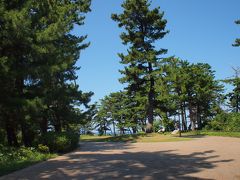長い長い北陸道。同じ景色が続く。
続いての休憩は石川県加賀市の尼御前サービスエリア。
福井県、通り過ぎただけでした。ごめんなさい。


尼御前SAは半年前も立ち寄ったんだけどその時は海風がびゅーびゅー吹いてて寒いのなんの！
フードコートの裏から尼御前岬への通路があるのですが、結局岬まで行くことはなかったのです。

今日は穏やかな陽気だしいってみよ。