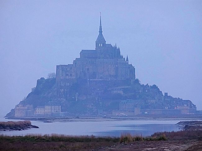 2度寝して起きた早朝4時。<br />雨音が聞こえます。<br />ありゃま、朝焼けも見れないようです。<br /><br />それでも6時過ぎにポツポツ程度に雨脚が弱まってきたので、シャワーを浴びて、身なりを整え、7:30過ぎにホテル近くのクエノン川にかかるダム橋上の展望場所へ。<br />