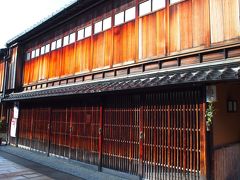 『ひがし茶屋街』に来ました。

京都の祇園と同じお茶屋建ての建物が軒を並べる古い街並み。
目抜き通りは外国人観光客がたっくさん^ ^;

