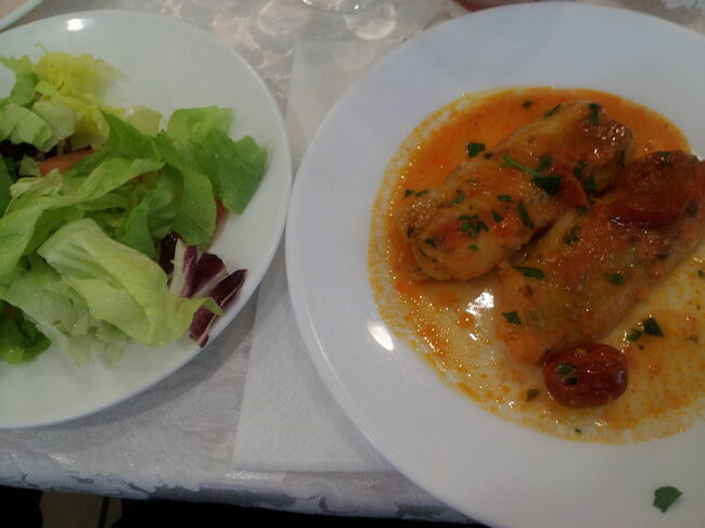 でも白身のムニエル（トマトソース）も出て　シンプルなサラダに<br />パンもあったのです。　