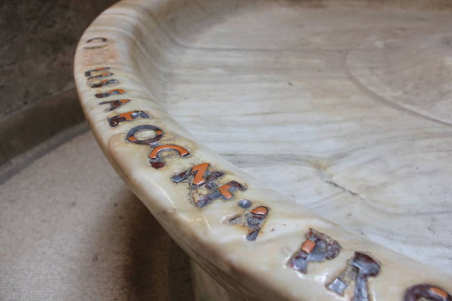 縁に文字があります