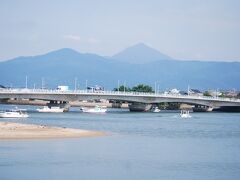 舞鶴橋と遠くに十坊山と浮岳が見られる