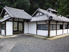 次いで、前田家別邸へ。
前田家は武士の家柄で大金持ち。今の玉名市から熊本城まで、前田家の土地だけを通っていくこともできた…とか。前田家の当主、案山子は自由民権運動の活動家。その活動を通じて、荒尾の宮崎家との親交が深まったようです。案山子が財産を運動につぎ込み、後に遺産相続の対立等もあって、前田家は没落します。

前田家の本宅は別に大きな建物があったそうですが、明治の頃に焼失しました。この別邸は、かつて夏目漱石が熊本で教えていた頃訪れたことがあり、それをもとに小説「草枕」が書かれました。前田家別邸は、「草枕」の温泉宿のモデルになった建物です。地形の高低を利用した複雑な構造を持つ大きな建物でしたが、今一部が保存、復元されており、その他の部分は建物の場所がわかるようになっています。

こちらの写真は、左側が玄関、右側が浴場の建物で、いずれも復元です。