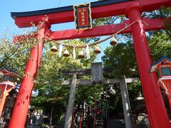 瓢箪山稲荷神社

古墳の斜面に立つ神社で
古墳から強いエネルギーが出ていると噂される
“東大阪随一のパワースポット”
いまでも辻占いが行われている神社で有名です

朱の鳥居と木製の鳥居の　２重鳥居も珍しいかも