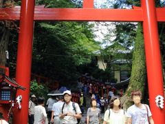 満腹で満足したことだし、貴船神社へ行ってみましょう。
最近ここの赤い灯籠の写真を見ることが多くて行ってみたかったんだよね〜。

それにしても、人が多くて途切れません…。

☆貴船神社↓
http://kifunejinja.jp/
