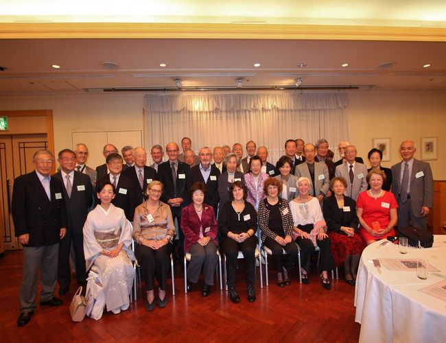 2014年4月に来日したフランスの（50年前）学生と夫人たち、および受け入れ日本人学生(画像一部修正）<br />このうちの3夫妻宅を訪ねます。<br />右端がyamada423<br /><br />写真は4月3日　都内の歓迎パーティでの記念撮影（yamada423)<br />CANON EOS40D EF-S10/22（超広角ズーム）<br />焦点距離　10mm<br />f/4 <br />1/60sec  <br />ISO-400<br />露出補正　0ステップ <br />フラッシュ（強制） <br />WB： auto<br />三脚・セルフタイマー<br /><br />撮影条件設定にはモデル役女性を使い何度もトライして決めました。