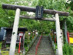 ちょっと慌ただしくなってしまいましたが、「遠野市立博物館」を１７時少し前に出ました。寄ってみてよかったです。

博物館からさらに南側には「鍋倉城跡」があり、現在では、鍋倉城址のほぼ１４haが鍋倉公園として整備されています。この南部神社からも、行けるんだと思いますが・・・。

安倍氏のあとに、平泉の奥州藤原氏を滅ぼした源頼朝が、阿曽沼氏にほうびとして遠野を与えました。阿曽沼氏は１３世紀に、松崎町に横田城を築き、周りに町がつくられたと伝えられています。１６世紀の終わりごろには、城は、ここ・・・遠野町の鍋倉山に移されました。

本丸、二の丸、三の丸などの曲輪が存在する中世的山城でした。

阿曽沼氏没落後の１６２７年、八戸から南部氏が入部し、２４０年余りにわたって、遠野南部氏１２，５００石の居城となりました。

もう１７時になるところで、田舎のこの時間はとっても寂しくなってしまうので、今回は鍋倉城跡に行くのはやめておこう・・・。


