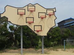 豊島のバスケットゴール　島の形になっています