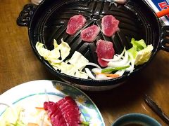 １８時頃、ホテルから最も近い「まるまんじんぎす館」というお店に来ました。

焼肉屋などに来ると、連れ合いの目が悪いので、私がひたすら焼いて、配って・・・なかなか自分の食べるヒマがなく、落ち着かないので、めったに焼肉屋なんかには行きません。

ところが、ひとりでも、どんどん焼けてしまって（何かを乗せておかないと、熱くなりすぎちゃうかなとか、ラードがカラカラになってしまうんじゃないかなと思ってしまって・・・）、忙しなく追い立てられてしまい・・・結局、こういう形態の食事が落ち着かないのは、連れ合いのせいじゃなかったのだな〜と初めて判明しました。

けっこうお肉が厚いな〜とは思いましたが、ジンギスカンって、ずいぶん久しく食べていないので、他がどうなのか比べようがないな・・・。味やお肉としては、特に、すご〜くおいしい・・・って感激するような印象ではないかな・・・。たぶん普通にジンギスカンでした。

遠野では、料理前の肉をたれに漬けて味付けなどせず、そのまま焼いて、後でたれにつけて食べます。
