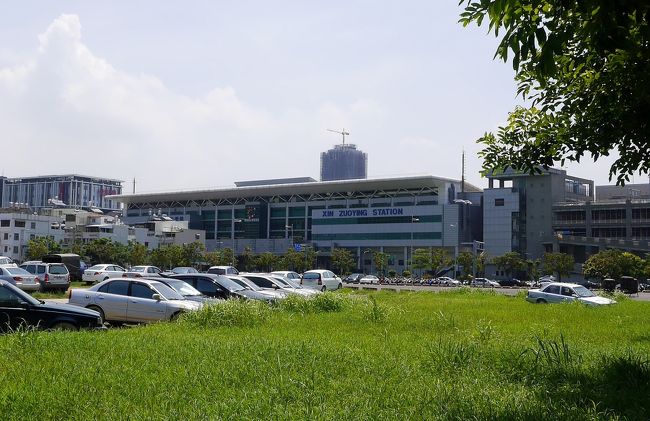 台鉄新左営駅が見えてきた