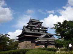 途中和菓子屋さん(彩雲堂・風流堂)に立ち寄りつつ松江城へ。

黒くてシンプルなすっきりしたお城でした。