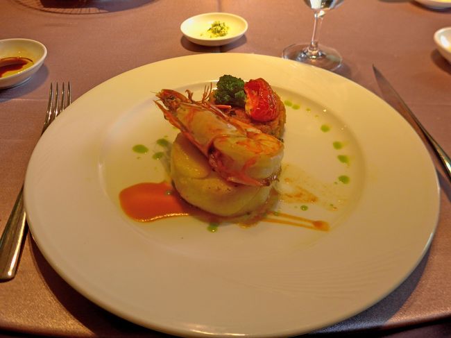 肉か魚かといわれたので魚にした．おいしかった．こちらの風習は会合の前に食事．日本は会合の後に立食の懇親会．飲酒もできるが，こちらは飲酒なし．きっとコンプライアンス規定でそうなっているのかな