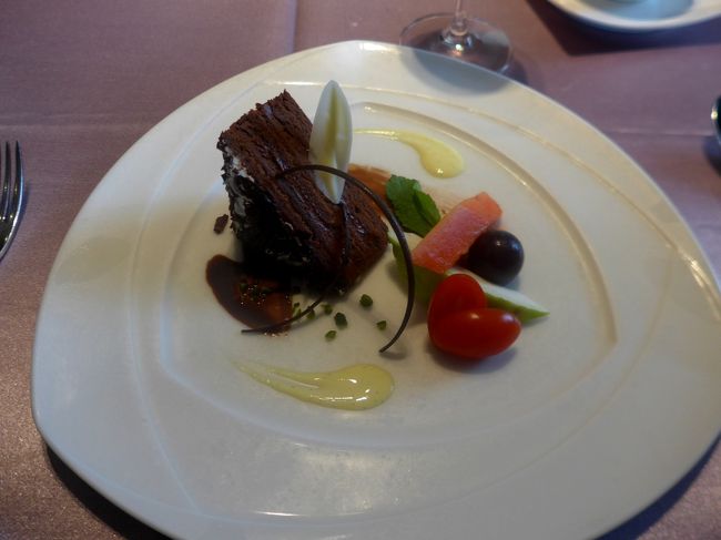 最後にデザート．1430-1650まで仕事，この日は午前中あつけにあてられたか，いつもの調子が出なかった．終わってすぐにタクシーで駅に．以前にも台中へ仕事で来たがこの時も郊外のホテルで仕事してとんぼがえり．二回も来たのに全く町を知らない．