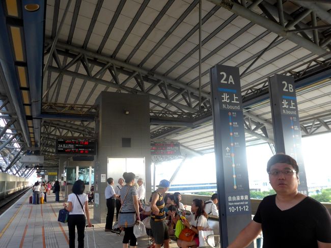 ホーム　1735発の第720次列車が先に出発