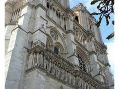 ノートルダム大聖堂です。

余談です。ノートルダム・ドゥ・パリというミュージカル作品があります。その作品中の一曲、Belle美しいひと、の歌のメロディーが好きです。私は三人目のパトリック・フィオリの歌い方が好みです。昔フランス語の学校で聴いた歌で頭にこびりついているのです。

Notre Dame de Paris - Belle HD 
　
http://www.youtube.com/watch?v=-XB7aftz6zY&sns=em