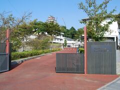 唐津城の下の方には早稲田佐賀中学校、高等学校がある。