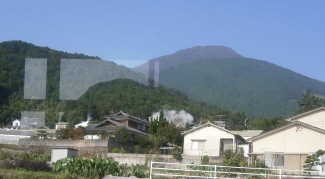 斜面に広がる別府の町を通り抜け