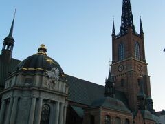 こちらはリッダーホルム教会。明日で閉まると何かで聞いたのですが、
時間が合わず、中には入れませんでした。

この手前の道を抜けて、先ほどとは反対側、すなわち市庁舎を臨む海辺に
行きたいと思います！