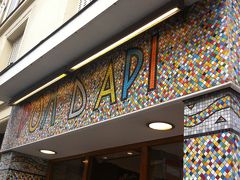 次は、地球の歩き方に出ていたCITYPHARMA　26 rue du Rour, 75006 Parisです。
ここでは、拭き取り化粧水BIODERMA Crealine H2Oの2本組 15.40ユーロ、アルガン・オイル 23.90ユーロ、ラベンダー水、リップクリームなどを買いました。
ドラッグストア大好きの私としては、もっとじっくり見たかったのですが、狭い店内がとても混み合っていたのと、トートバッグ４つの重みがじわりと来ていたのとで、早々に退散しました。

写真はCITYPHARMAの手前にあったかわいい子供の靴屋さん♪