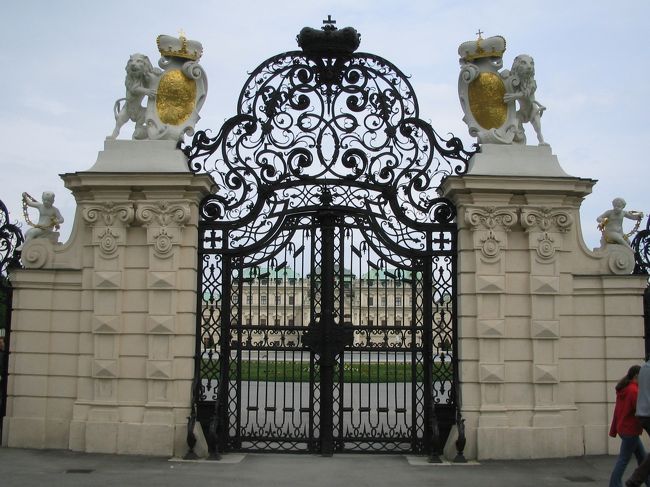 いよいよ旅も大詰めなので、時間を惜しんで観光しまくります。<br /><br />まずはベルヴェデーレ宮殿へ。