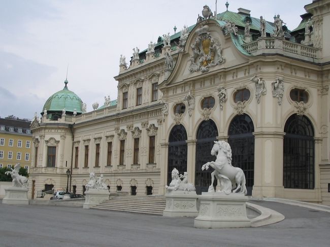 豪華な宮殿ですが、どこか落ち着きを感じます。