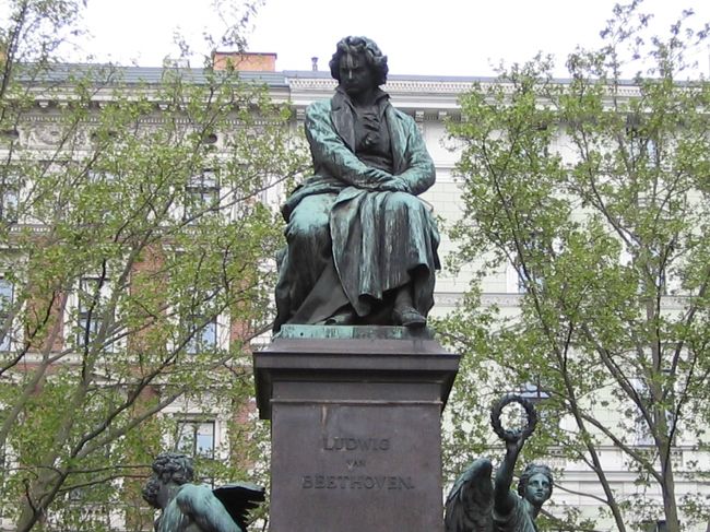 ベートーベン像<br /><br />ベートーヴェンは２０代の頃から難聴が始まり、それがどんどん悪化して４０代後半には ほとんど聞こえない状態になっていたそうです。
