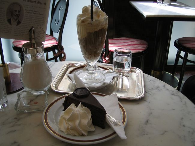 ザッハートルテの名店。<br />その名も「ザッハー」<br /><br />美味いことこの上なし！