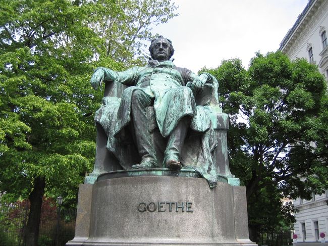腹も満たされたところで、再びウィーン市内の散策再開<br /><br />ゲーテ像<br /><br />ふぅ(汗
