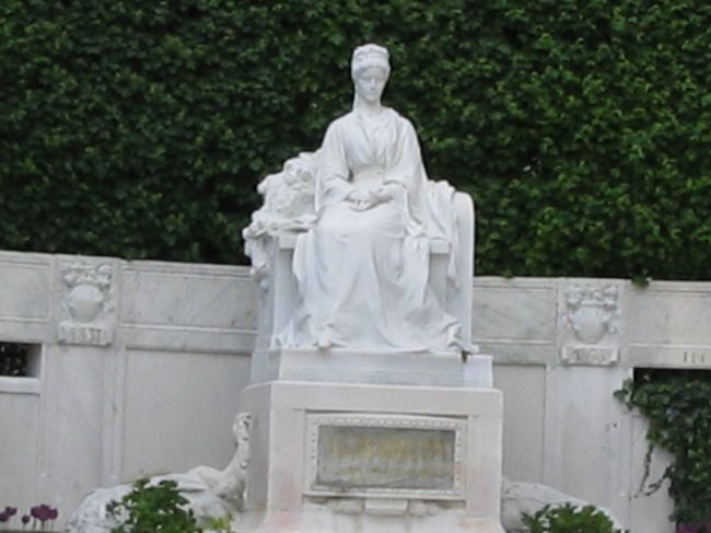 エリザベス像<br /><br />…この人は芸術家じゃないよね!?<br /><br />もう誰が誰なんだか。。。ｗ