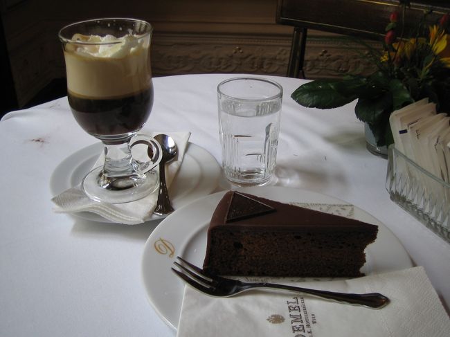 同じくザッハートルテの名店。<br />その名は「デーメル」<br />宮中御用達の老舗カフェ。<br /><br />ザッハートルテをめぐるザッハーvsデーメルの本家争いは有名<br /><br />私個人の軍配は…、ザ…ァメル？？？ｗ