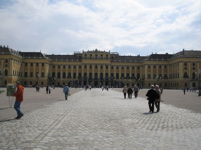 シェーンブルン宮殿<br /><br />かつては女帝マリア・テレジアや少女期のマリー・アントワネットも住んでいたという宮殿です。