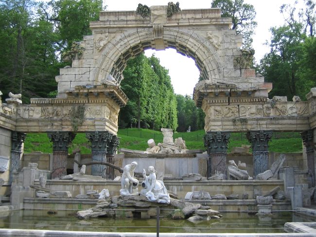 かなり歩きごたえのある宮殿です。<br />日本語ツアーもあるようです。<br />日本庭園の一画あります。