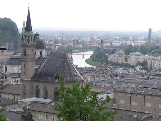 ザルツブルグ城からの眺め。<br />何といってもこの景観。<br />ちなみに、ザルツは塩、ブルグは砦を意味します。<br />