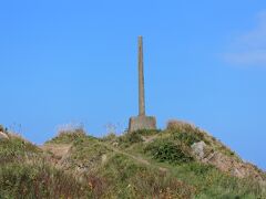 鮫角灯台から並ぶ不思議な柱