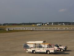 空港のレストランでさらに小一時間ほどビールを飲みながら時間つぶし。
平日で戦闘機がひっきりなしに離着陸している。
手前の柵は、民間機が出入りするときにだけ開かれる。