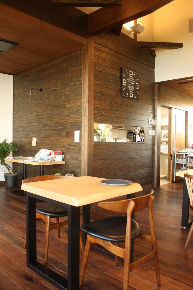 カフェに入っていくと思ったよりも広いです。