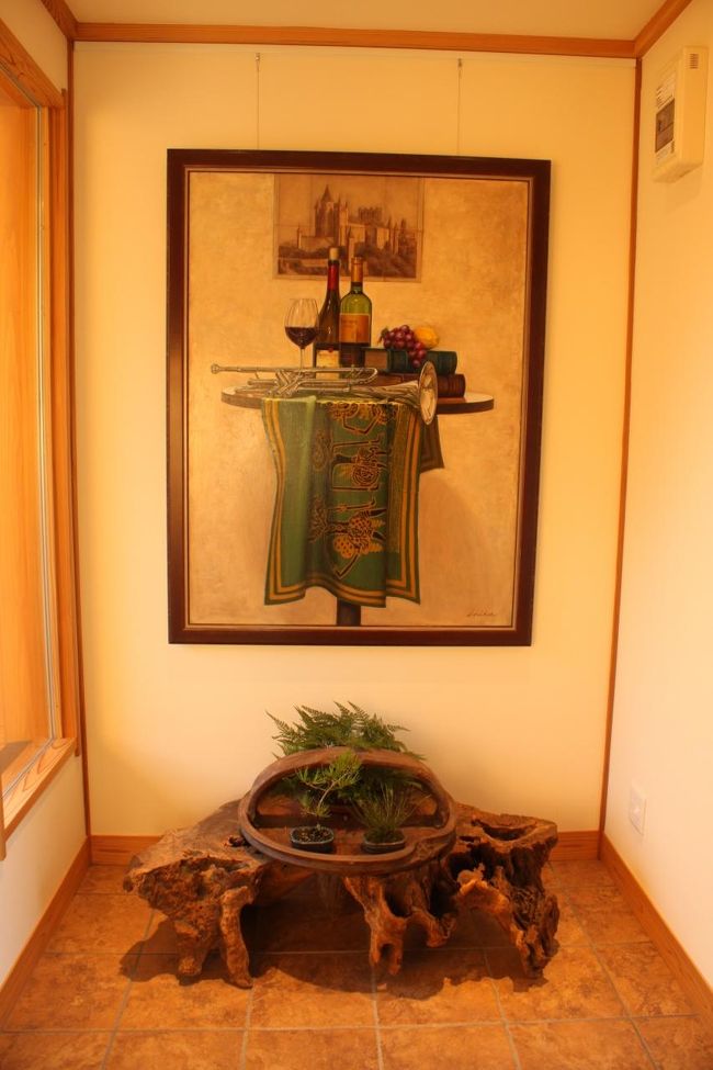 玄関を入って左に大きな絵画