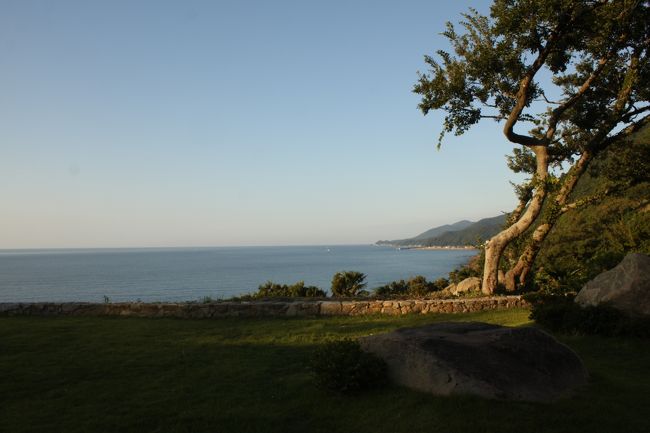 目の前は越前海岸<br />残念ながら夕日は左のほうへ沈んでいくようです。<br />夏ならこの席からでも夕日が見えるかな？<br /><br />2時間ちょっとでとってもゆったりしたいい時間が過ごせました。