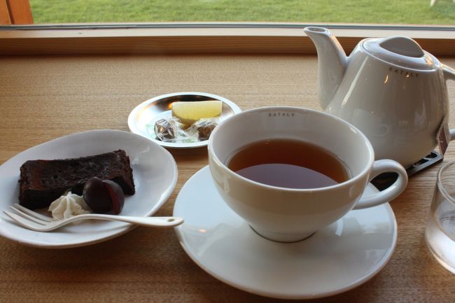 やっぱり海の見えるカウンター席のようなところにしましょう。<br />私はダージリンティとガトーショコラにしました。<br /><br />娘はスムージー、今はやりの瓶のカップにたっぷり入ってなかなかいいです。