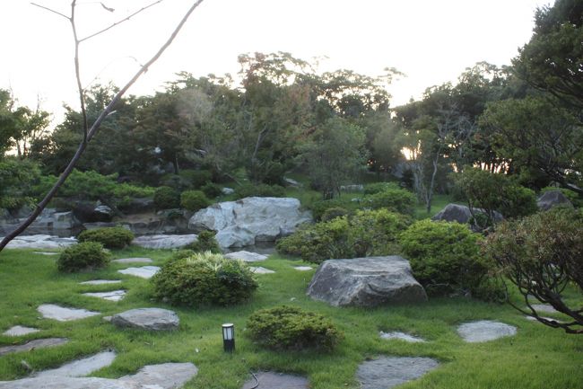 日本庭園を左に見て進みます。