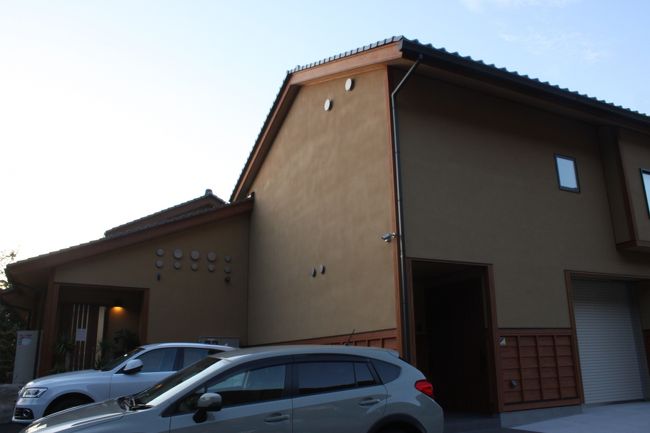 越前水仙の里公園を登って、ふるさと資料館の反対側へ登って左手にそのカフェはありました。ちょっと最近できた大きな日本家屋といった感じです。<br />前にも数台、少し奥に行くと階段で下りる大きな駐車場もあります。