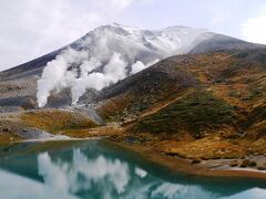 姿見の池と旭岳。

火口空の噴出する蒸気の音がものすごい！

ちょこっとだけ動画もあります。

　→　https://www.youtube.com/watch?v=bZ7FCGqgXXY&feature=youtu.be