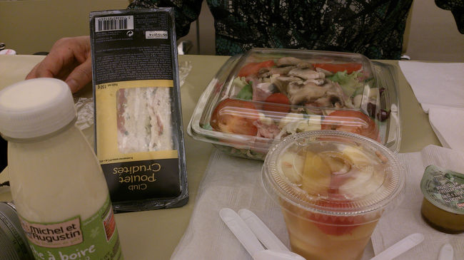 野菜不足なので、サラダとサンドイッチ、カットフルーツなど、コンビニで購入トータル20.8ユーロ