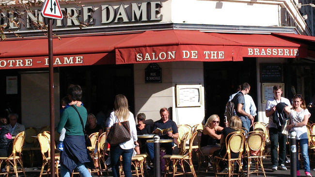 どこが塔の入り口なのかわからず、塔には行かず、まずトイレさがし<br />目の前にあったカフェでドリンクをオーダーします。<br />10月のパリは暑いですねえ。<br />これは完全に夏だ！<br />ここのトイレは扉にお金を入れるタイプでした50サンチーム