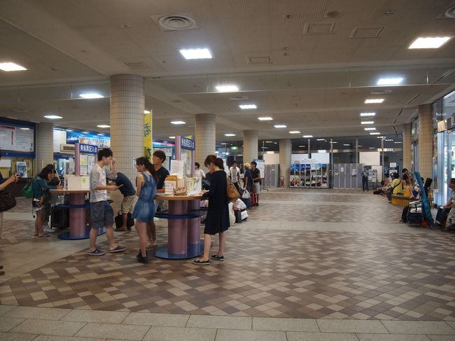 まずは、竹芝客船ターミナルへ。早朝ですが、ずでに人がいっぱい。学生がおおいかな。ネット予約の印刷をカウンターでチケットに交換してもらい、記入台で名前等を記入します。