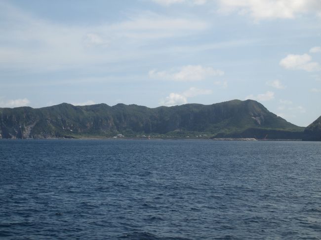 大島などを経由し、約３時間で式根島に到着。船酔いもなく無事に到着。