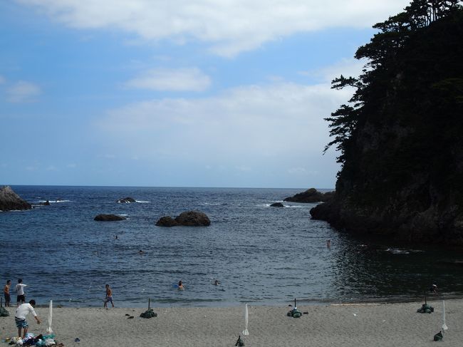 石白川海水浴場にやってきました。<br />式根島には４つの海水浴場があります。そのうちのひとつ。宿や店がある一角から一番近い海水浴場です。