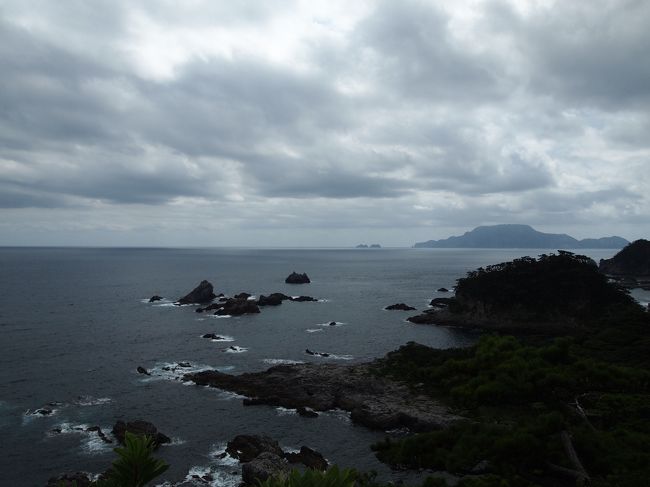 雑木林をぬけて・・・<br />残念なお天気。新島がみえます。