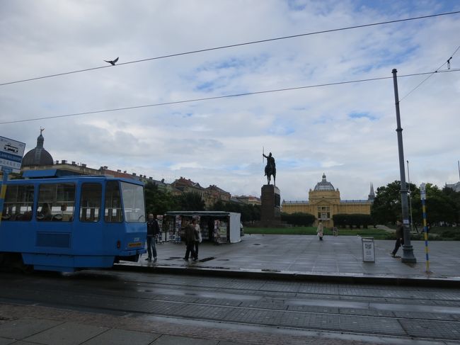 ザグレブ到着。代行バス2回乗ったのに、なぜか定時着。すげえ。<br /><br />通り雨をパンをかじりながら待って、荷物を預けて旧市街へ。青いトラムがまちの象徴。